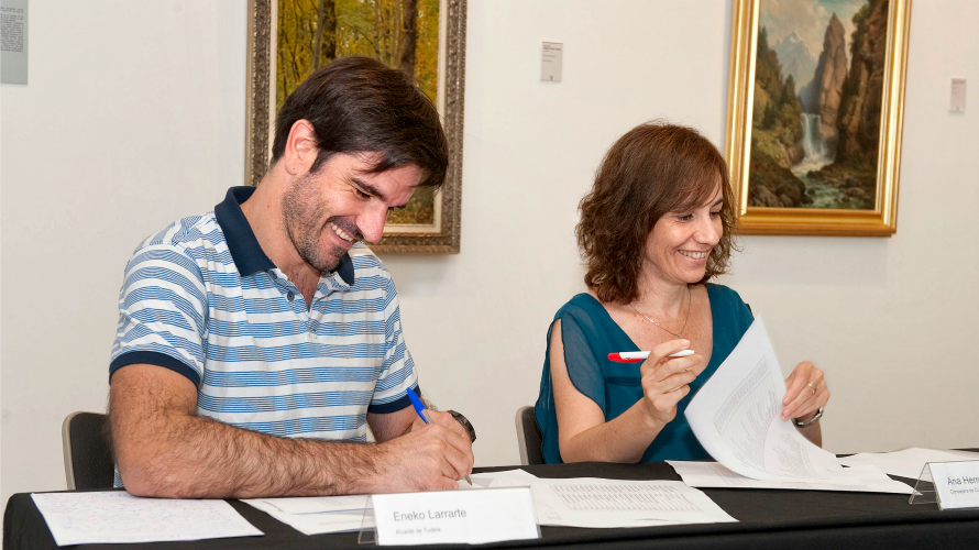 La consejera Herrera y Eneko Larrarte firman el convenio de cesión de la colección de pintura 'César Muñoz Sola'