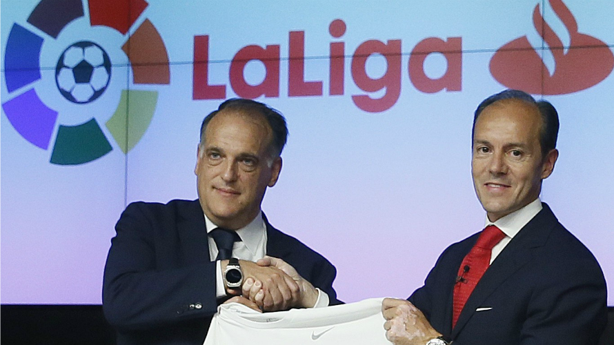 El presidente de LaLiga, Javier Tebas (i), y el director de Banco Santander España, Rami Aboukhair. EFE. JUANJO MARTÍN