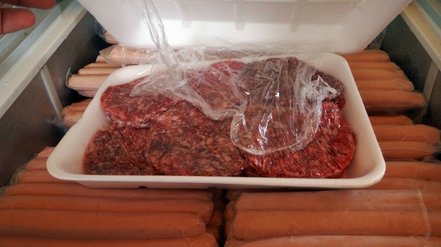 Parte de los 80 kilos de alimentos en mal estado que encontró la Policía Municipal. 