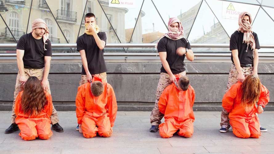 Puesta en escena de una ejecución del ISIS simulada por los radicales de Hogar Social. FB