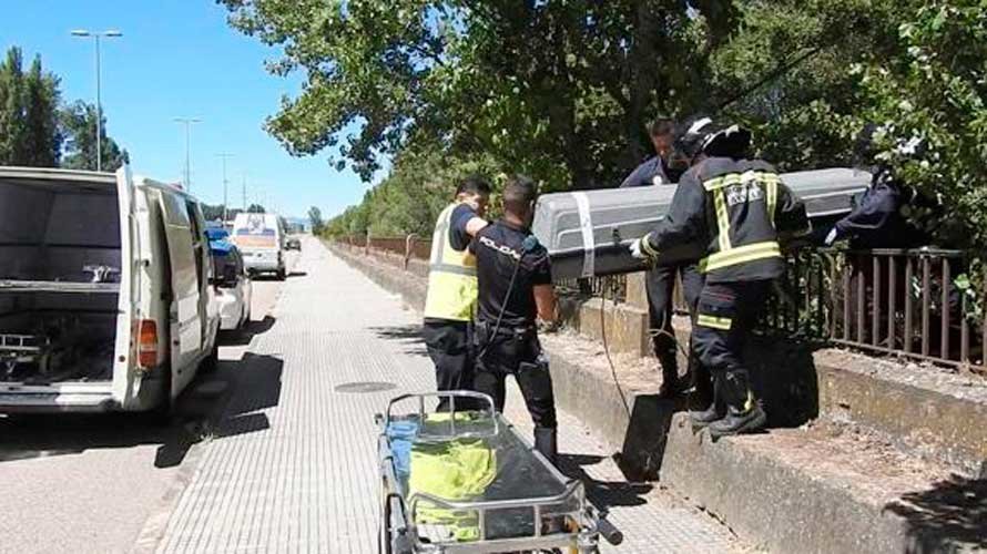 La Policía Nacional y el cuerpo de Bomberos recuperan el cadaver hallado en la orilla del rio en León. TWITTER