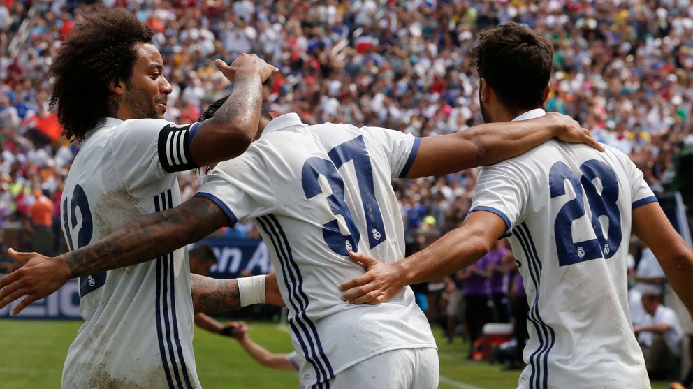El jugador Mariano Díaz (c) del Real Madrid celebra con sus compañeros Marcelo (i) y Marco Asensio (d) la anotación de un gol ante el Chelsea. EFE/JEFF KOWALSKY