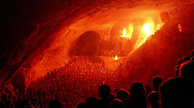 Imagen de archivo de las recreaciones de un aquelarre en la cueva de Zugarramurdi en una celebración en 1998. Fuente: Turismo de Navarra