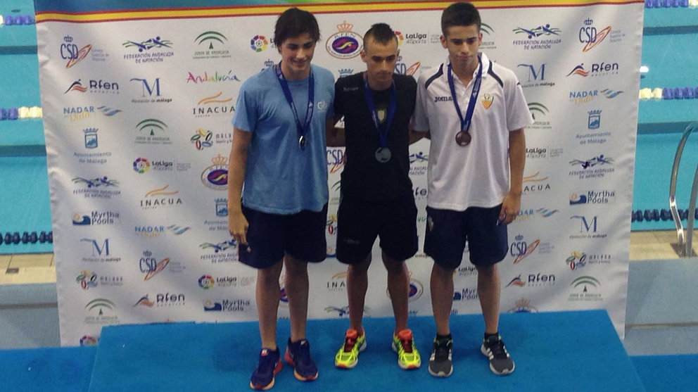 Javi Aguilar en el podio después de lograr uno de los dos oros y el bronce que ha cosechado en el Campeonato de España Infantil de Natación