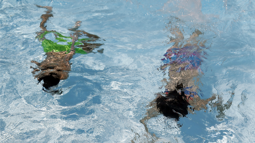 Dos niños bucean en una piscina con temperaturas veraniegas. Tiempo y calor. EFE