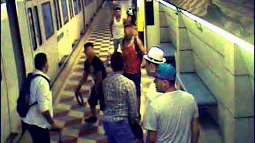 Momento en el que el joven ataca al otro con la botella en el metro de Barcelona. EP