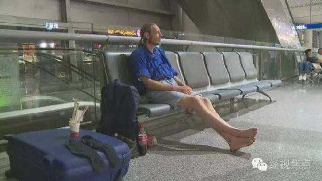 Alexander Pieter Cirk fotografiado por varios medios chinos durante su espera de 10 días en un aeropuerto
