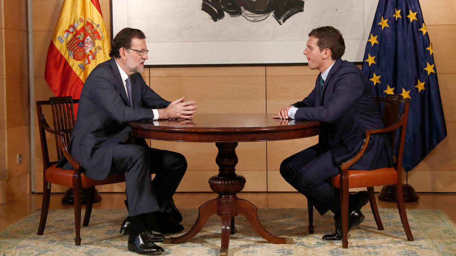 El presidente del Gobierno en funciones, Mariano Rajoy, y el líder de Ciudadanos, Albert Rivera, durante la entrevista que mantuvieron en el Congreso. EFE
