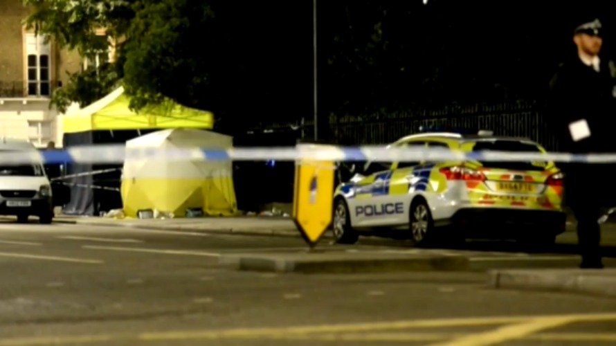 La policía londinense en el lugar del ataque. EFE