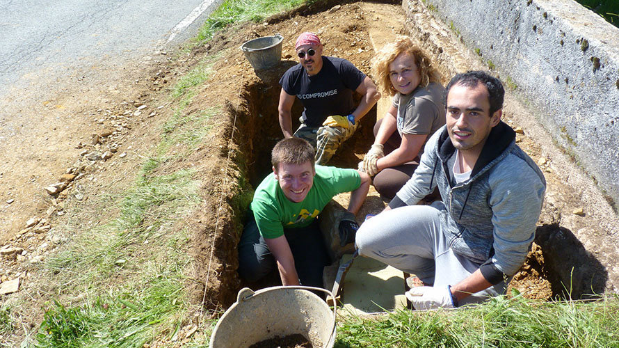 Alumnos de la UNED trabajando en la excavación de Ibañeta