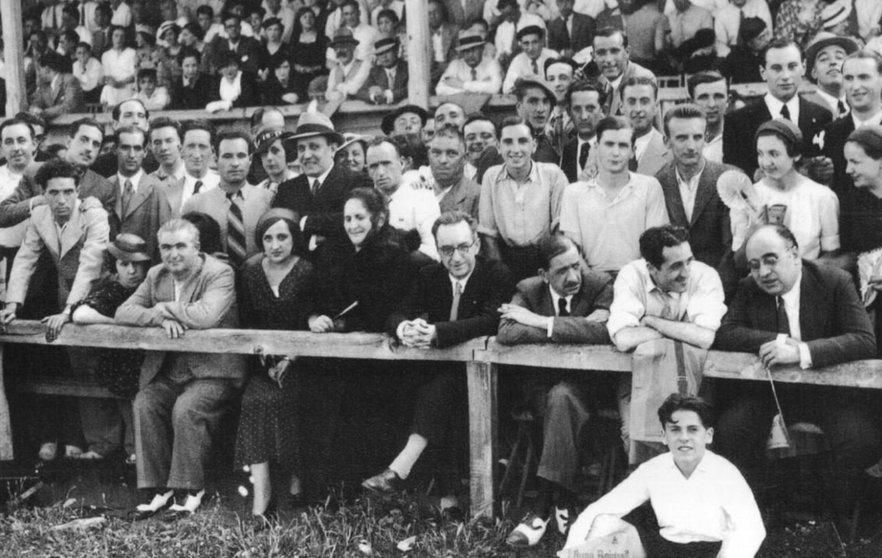 Entre los espectadores de las gradas de San Juan en la semifinal de la Copa de 1935: el presidente del Comité Nacional Leopoldo García Durán, el seleccionador Amadeo García Salazar y el exseleccionador José María Mateos.