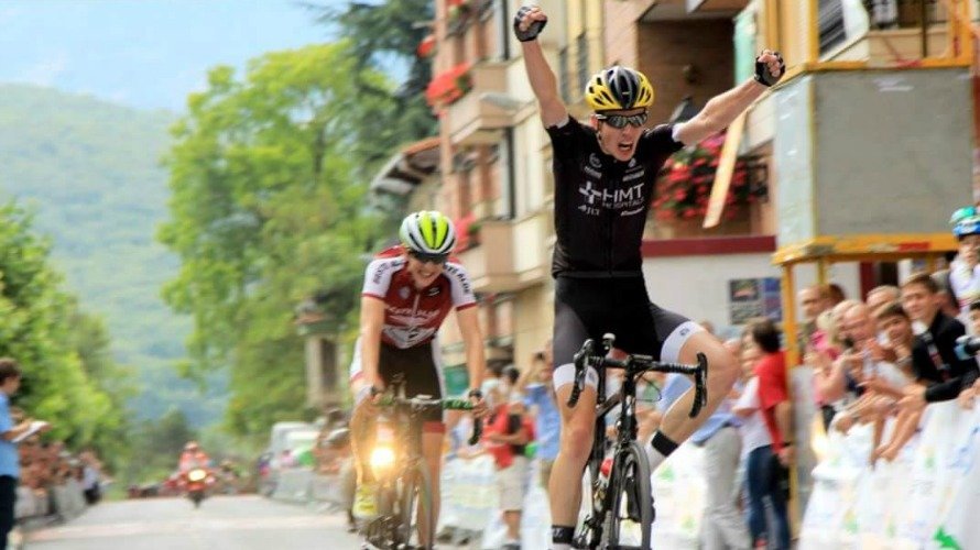 Elliot Redfearn se corona en Echarri Aranaz durante la segunda etapa de la Vuelta a Pamplona