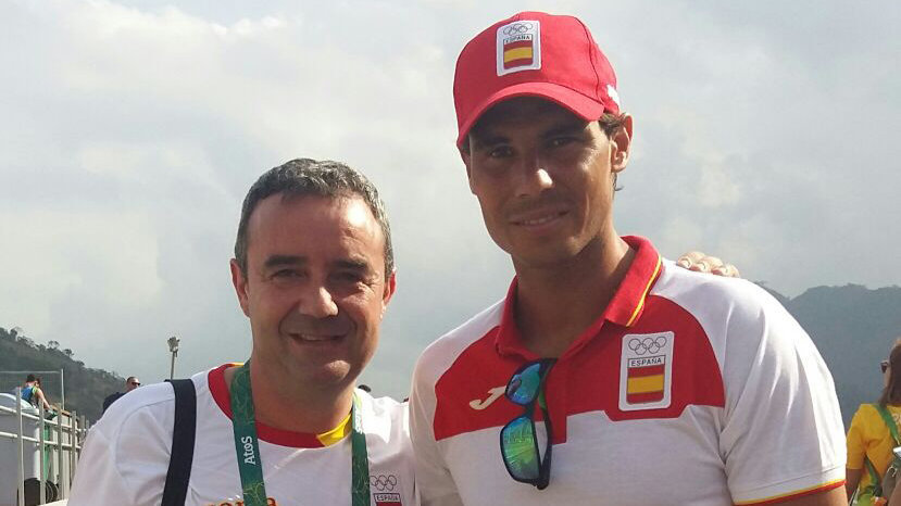 Manu Etayo, entrenador ayudante de la Selección Española de Balonmano Femenino, con el abanderado español Rafa Nadal