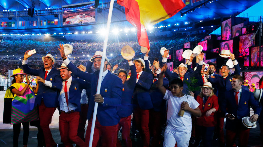 Rafa Nadal porta la bandera de España durante el desfile del combinado nacional en la ceremonia de inauguración de los Juegos Olímpicos de Río de Janeiro 2016. EFE