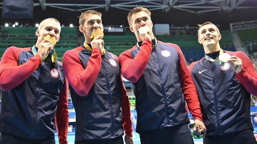 Caeleb Dressel, Michael Phelps, Nathan Adrian y Ryan Held, de izquierda a derecha, con sus medallas de oro. EFE