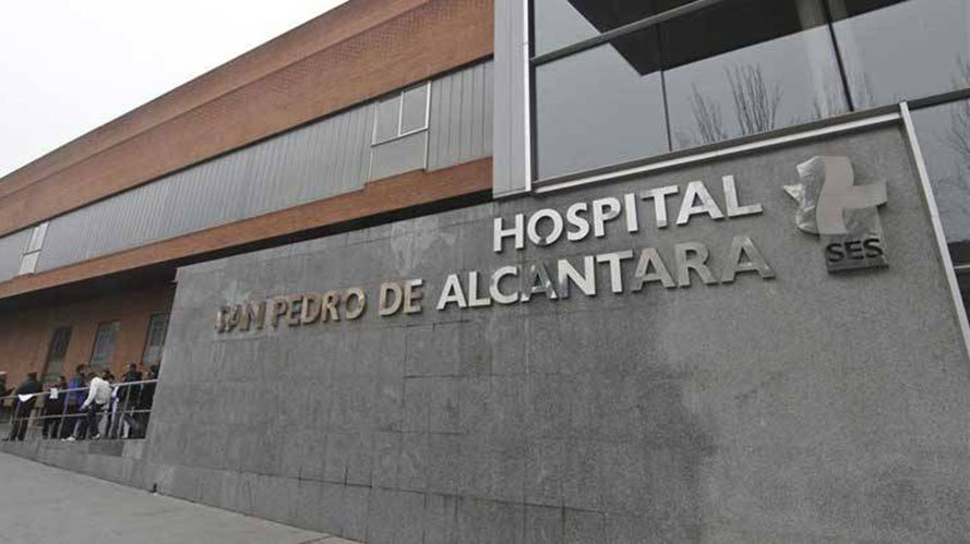 Hospital de San Pedro Alcántara en Cáceres donde se ha trasladado al hostelero herido. EFE