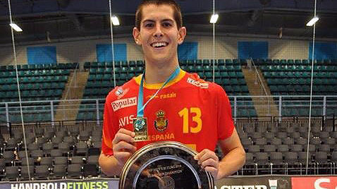 Antonio Bazán, jugador de balonmano de Helvetia Anaitasuna que ha conseguido el campeonato europeo Sub-19.