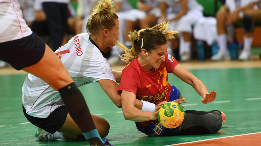 . Rio De Janeiro (Brazil), 08/08/2016.- Norway's Marit Malm Frafjord (L) in action against Spain's Nerea Pena during the women's preliminary round Handball game of the Rio 2016 Olympic Games at the Future Arena in the Olympic Park in Rio de Janeiro, Brazil, 08 August 2016. (Balonmano, Brasil, Balonmano) EFE/EPA/MARIJAN MURAT