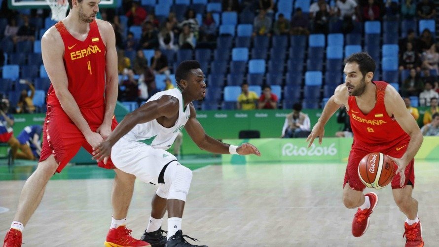 Los jugadores de la selección española de baloncesto Pau Gasol (i) y José Manuel Calderón (d) disputan el balón con Alade Aminu de Nigeria. EFE