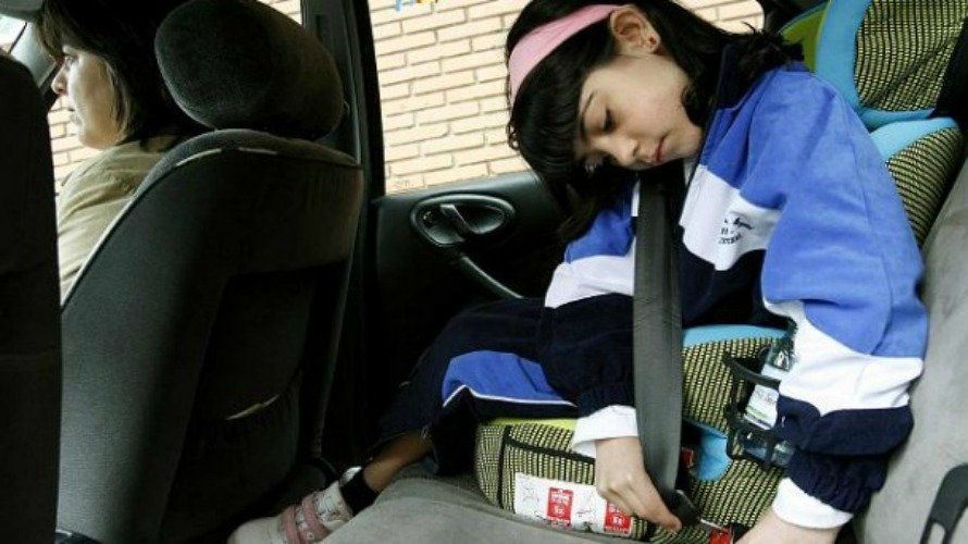 Una niña se ata el cinturon de seguridad en el coche. EFEarchivo