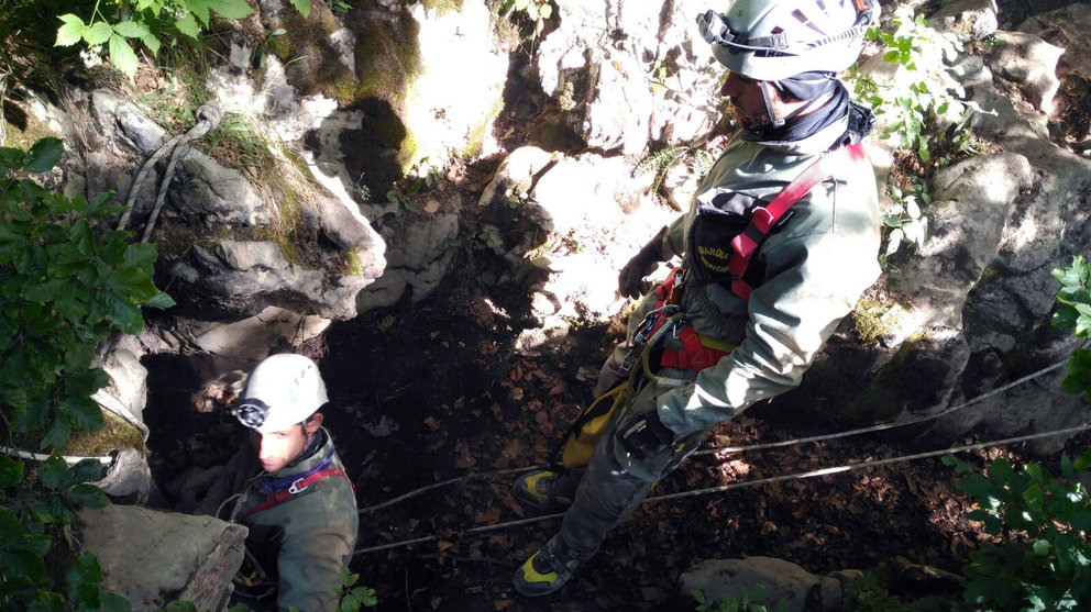 Un momento del rescate del espeleólogo francés por agentes del GREIM de la Guardia Civil en una sima de Larra.  (3)