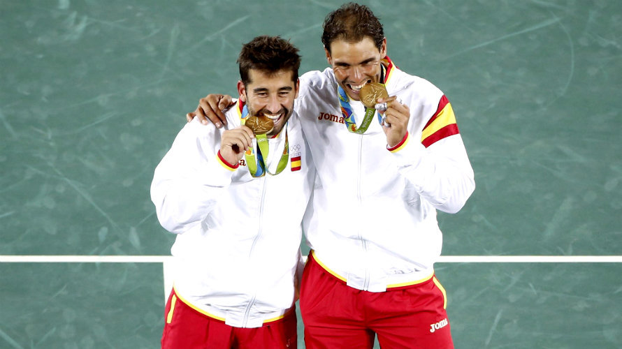 Rafael Nadal (R) and Marc Lopez (L) of Spain celebrate on the medal stand after winning the gold medal in theRio 2016 Olympic Games Men&#39;s Doubles at the Olympic Tennis Centre in the Olympic Park in Rio de Janeiro, Brazil, 12 August 2016. (España, Brasil, Tenis) EFE/EPA/MICHAEL REYNOLDS