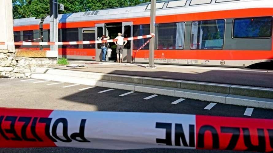 Imágenes del tren suizo en el que se ha producido el ataque. TWITTER