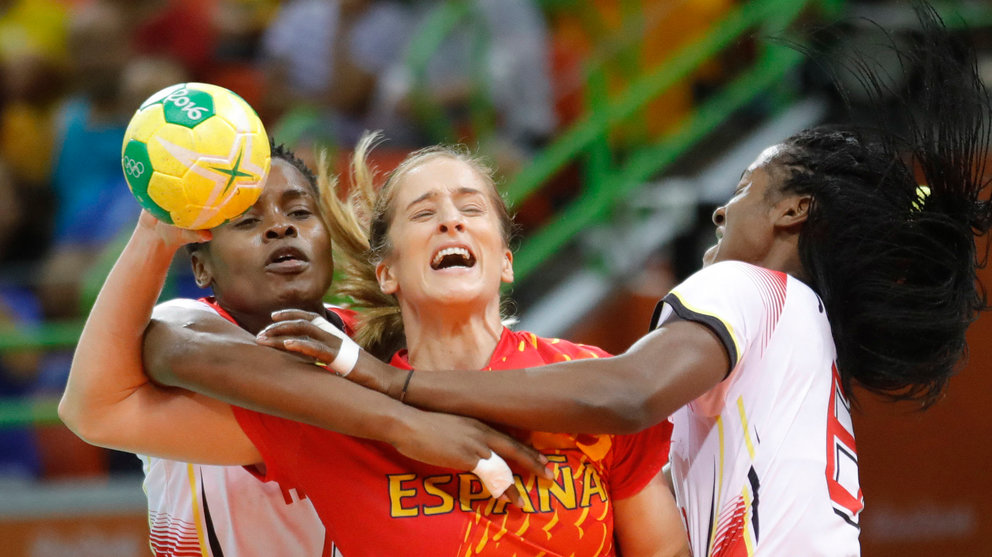 Naiara Pena intenta lanzar a portería mientras es sujetada por dos de las jugadoras de la selección angoleña. EFE/LAVANDEIRA JR