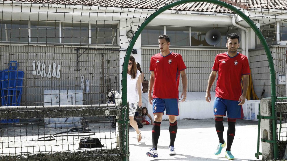 Los futbolistas Oriol Riera y Juan Fuentes, han sido presentados este lunes en las instalaciones de Tajonar como nuevos jugadores rojillos. EFE/Jesús Diges