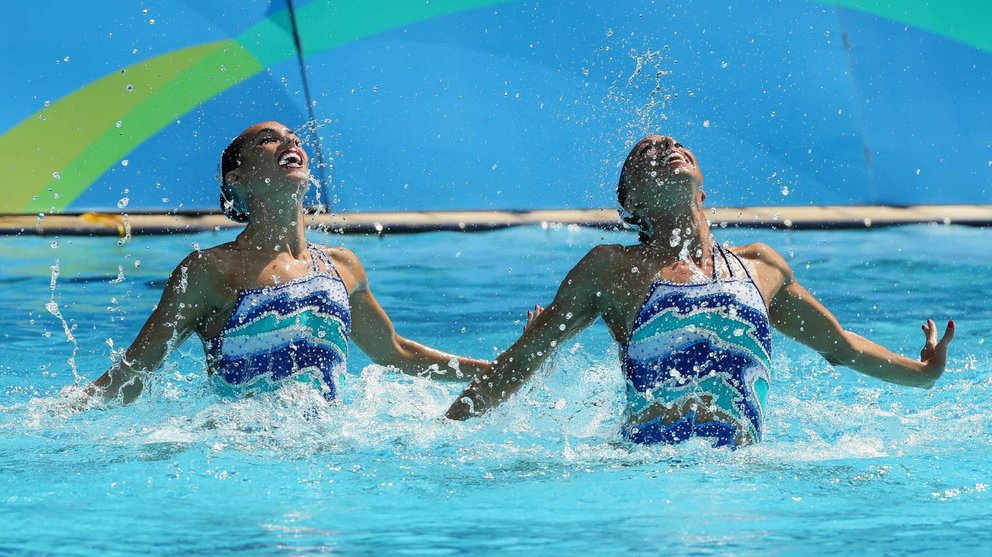 Ona Carbonell y Gemma Mengual de España durante su participación en la prueba de natación sincronizada, rutina técnica por parejas. EFE/José Méndez