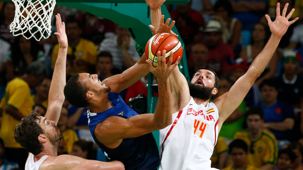 Pau Gasol y Nikola Mirotic bloquean al francés Rudy Gobert durante los cuartos de final de baloncesto en Río 2016.  EFE/EPA/LARRY W. SMITH
