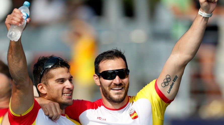 Los palistas Saúl Cravioto y Cristian Toro cuelgan del medallero de España el octavo oro.   EFE