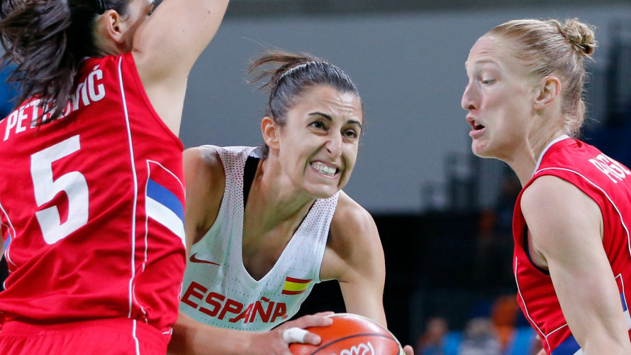 La jugadora de la selección olímpica de baloncesto de España Alba Torrens disputa el balón con Danielle Page y Sonja Petrovic de Serbia en las semifinales de Río 2016. EFE JORGE ZAPATA 