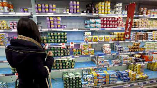 Mujer comprando yogures EFE