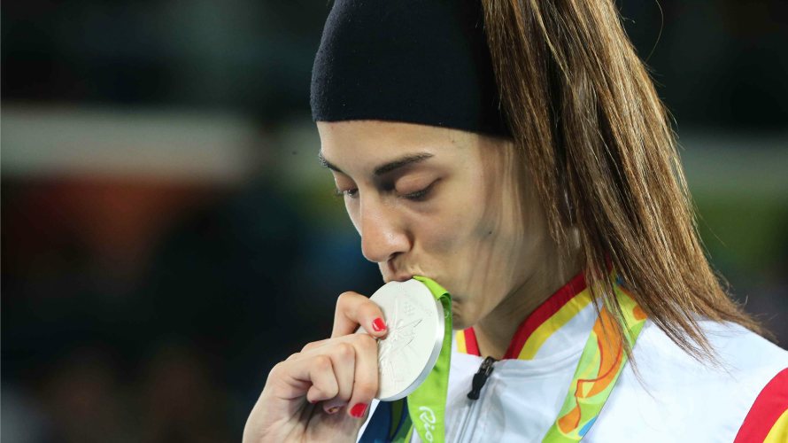 La española Eva Calvo posa con la medalla de plata. EFE