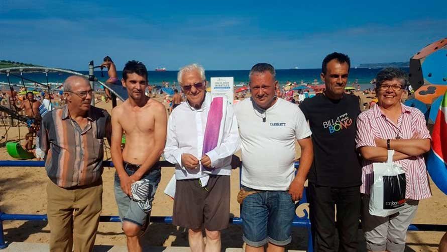 Padre Ángel junto a algunos de las personas sin hogar que han podido disfrutar de la playa de Santander. EP
