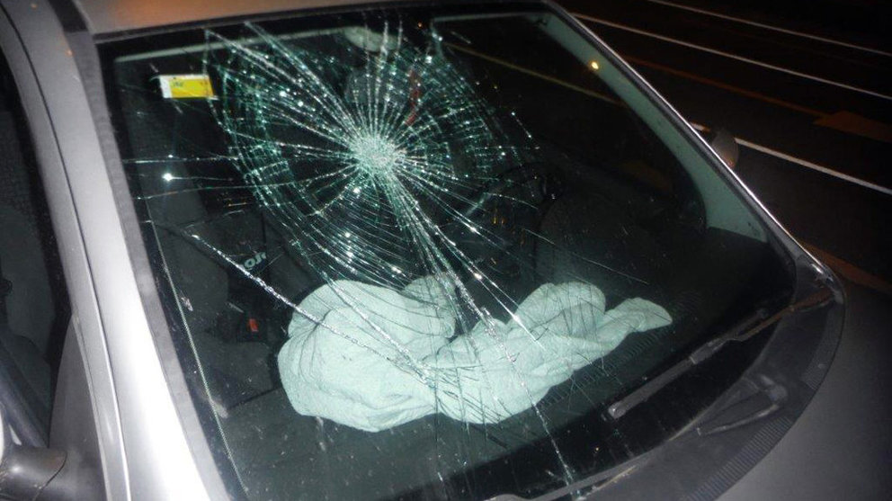 La luna de uno de los coches que atacaron los cinco jóvenes en el barrio pamplonés de San Juan