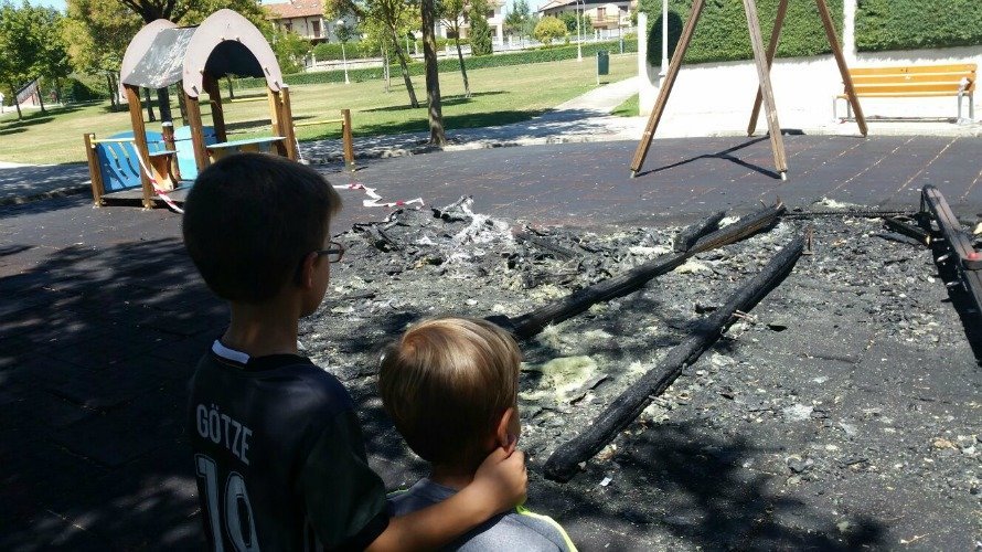 Parque infantil de Zizur Mayor calcinado tras un acto de vandalismo.