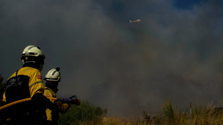 Bomberos de Navarra intervienen en el incendio de Tafalla. PABLO LASAOSA