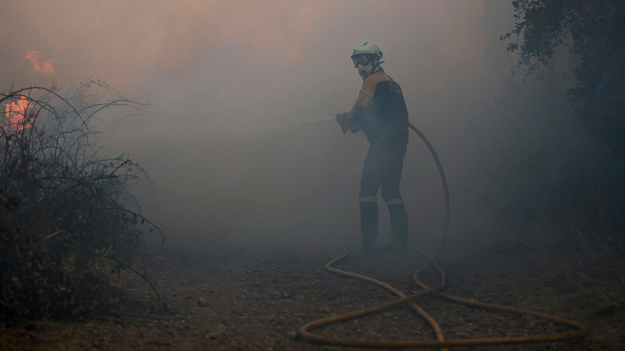 Bomberos de Navarra intervienen en el incendio de Tafalla. PABLO LASAOSA 18