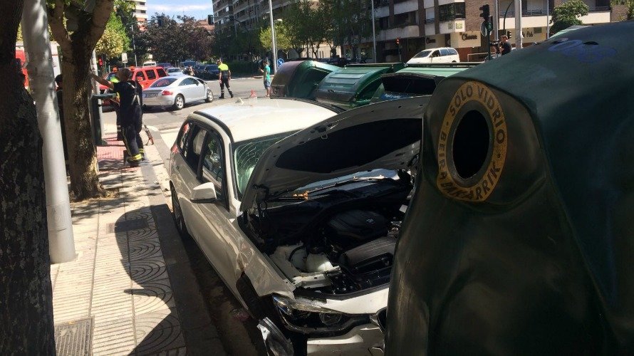 Uno de los vehículos afectados en la colisión en la calle Sancho El Fuerte de Pamplona.