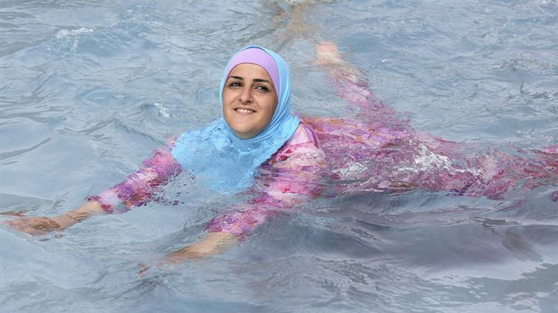 Mujer turca bañándose en &#39;burkini&#39;. EFE