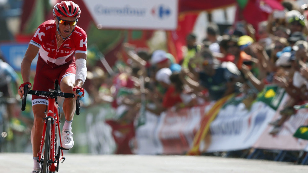 El ruso Sergey Lagutin (Katusha) se ha impuesto en la octava etapa de la Vuelta a España disputada entre Villalpando y el Alto de La Camperona, de 181,5 kilómetros .-EFE/JAVIER LIZÓN