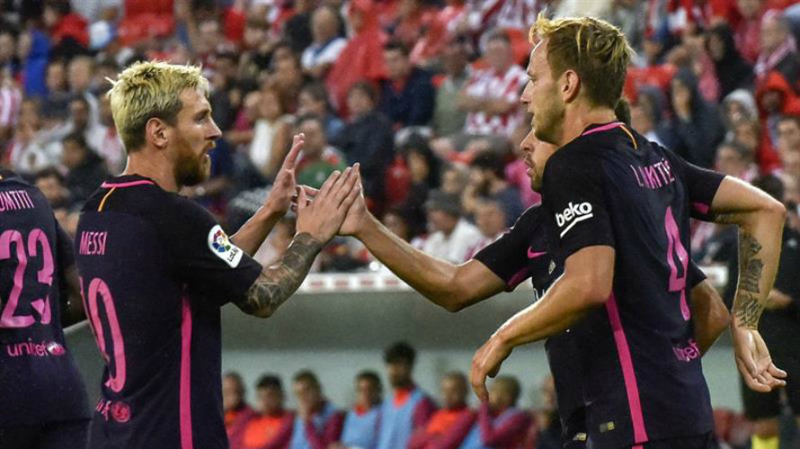 Messi y Rakitic celebran el primer gol del Barcelona en Bilbao. Efe.