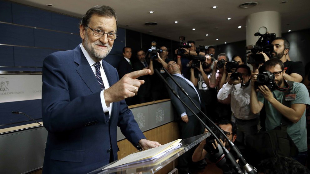 El presidente del Gobierno en funciones, Mariano Rajoy, durante la rueda de prensa que ha ofrecido en el Congreso, tras la reunión que ha mantenido con el secretario general del PSOE, Pedro Sánchez. EFE/Mariscal