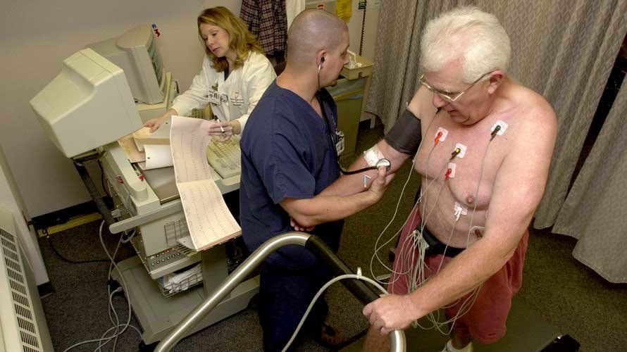 Equipo médico realizando pruebas cardiovasculares a una persona.