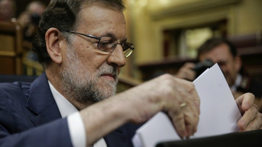 El presidente del Gobierno en funciones, Mariano Rajoy, se prepara para intervenir momentos antes de su discurso de investidura. EFE Emilio Naranjo