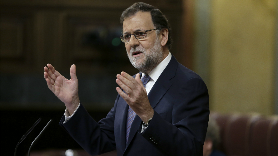 Mariano Rajoy responde a los líderes políticos en el Congreso durante el debate de la investidura. EFE