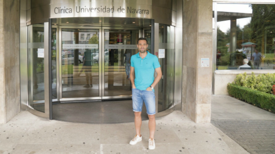 Javier Flaño posa delante de la entrada a la Clínica Universidad de Navarra. Foto CA Osasuna.