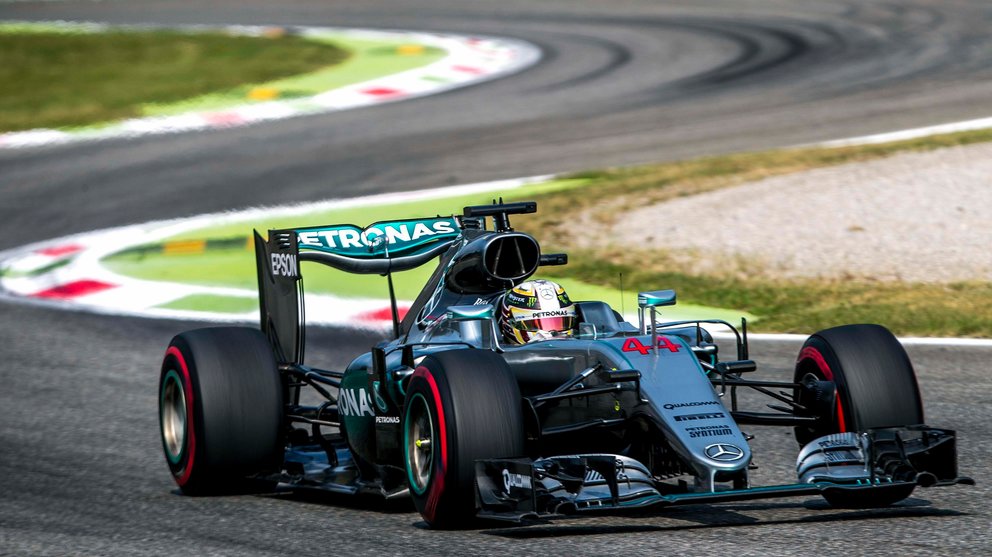 El piloto británico de Fórmula Uno Lewis Hamilton, de la escudería Mercedes, durante la segunda sesión de entrenamientos libres en el circuito de Monza, Italia hoy, 2 de septiembre de 2016. El Gran Premio de Italia se celebra el próximo 4 de septiembre. EFE/Srdjan Suki